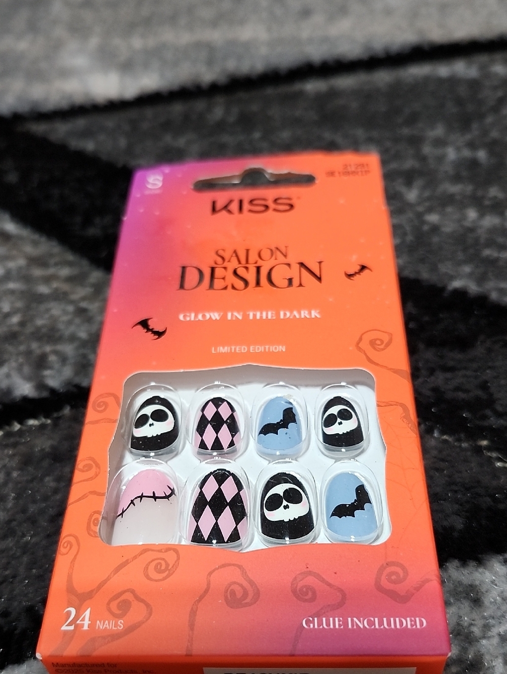 KISS LIMITED EDITION MULTI-COLOR "NIGHTMARE PARADE" GLOW-IN-DARK SHORT OVAL NAIL